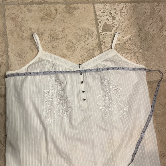 Gorgeous summer camisole style blouse. - Picture 6 of 7